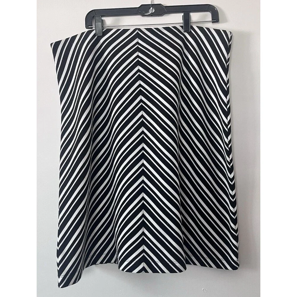 Liz Claiborne Women's Black‎ and White Chevron Swing Pull-On Skirt XL Classic